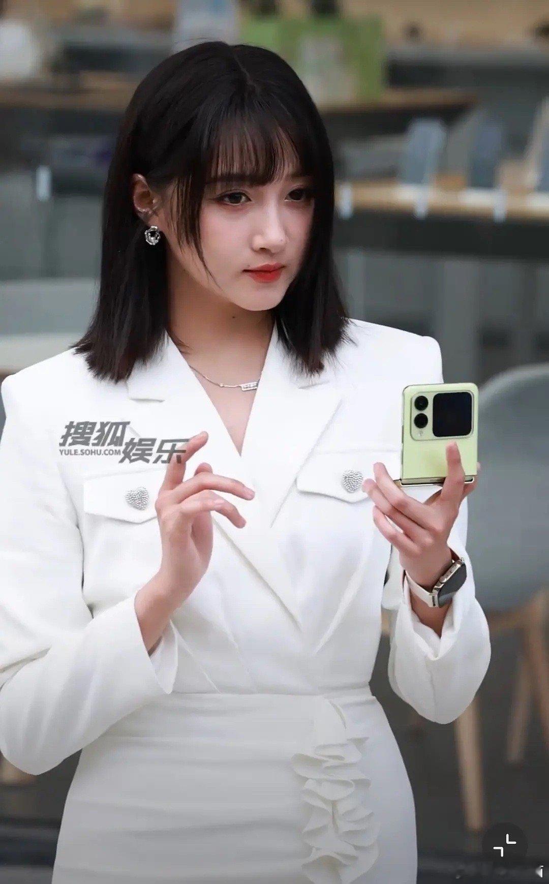 关晓彤给人一种块头过大的感觉，顶两个刘浩存了 ​​​