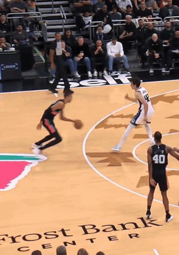 这个进球能不能入选本赛季的十佳球？
如果是普通的扣篮大家每天都能看到，但这个球进