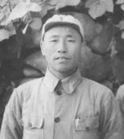 牌桌上的三年·默斋主人原创红色抒情散文天津卫的寒冬，总是顺着砖缝、贴着地皮钻进街