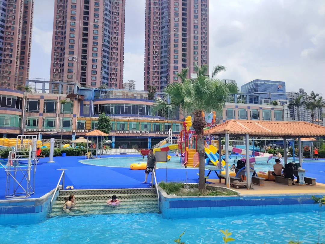广州滨江东水上乐园进入夏季开放时间了，秋冬季节都是关门的状态，好像只在...