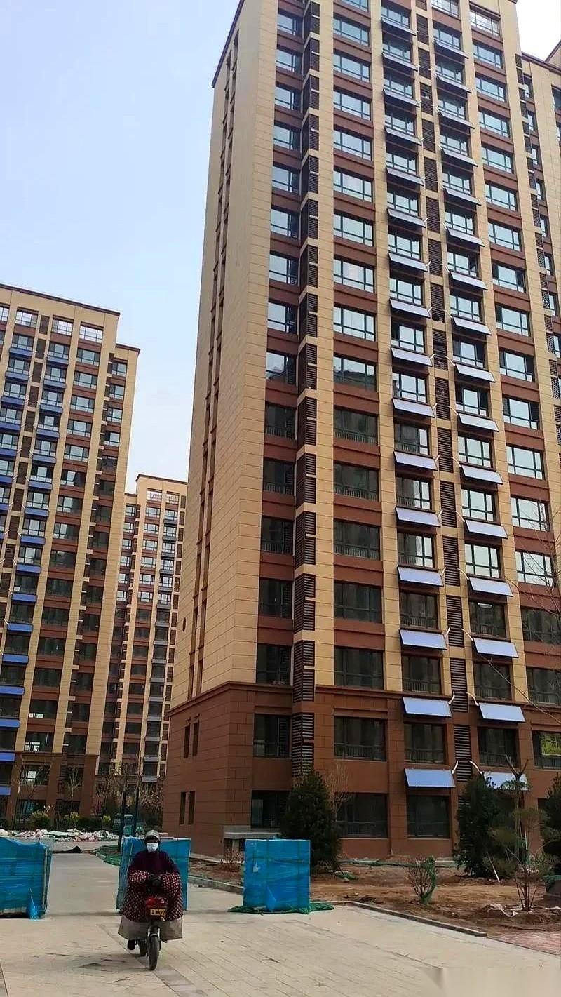 我同事跟着中介去看二手房，门一开，人都傻了。
墙刷得雪白，但正中间，一个黑黢黢的