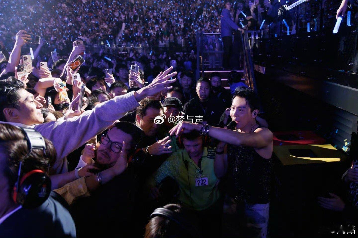 陶喆 我的票里不包含被摸 纽约站这个“喂鱼”式互动，是我不买VIP也能看的吗？大