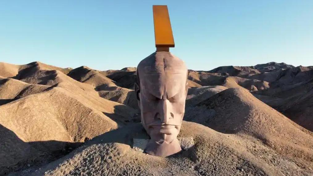 最近，甘肃瓜州的汉武帝雕像火了。

有人质疑，汉武大帝怎么也得是那种雄风霸气的雕