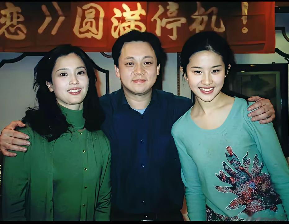 原来她爸爸一表人才，妈妈也是貌美如花，刘亦菲的美真的是家族，基因的完美传承。 