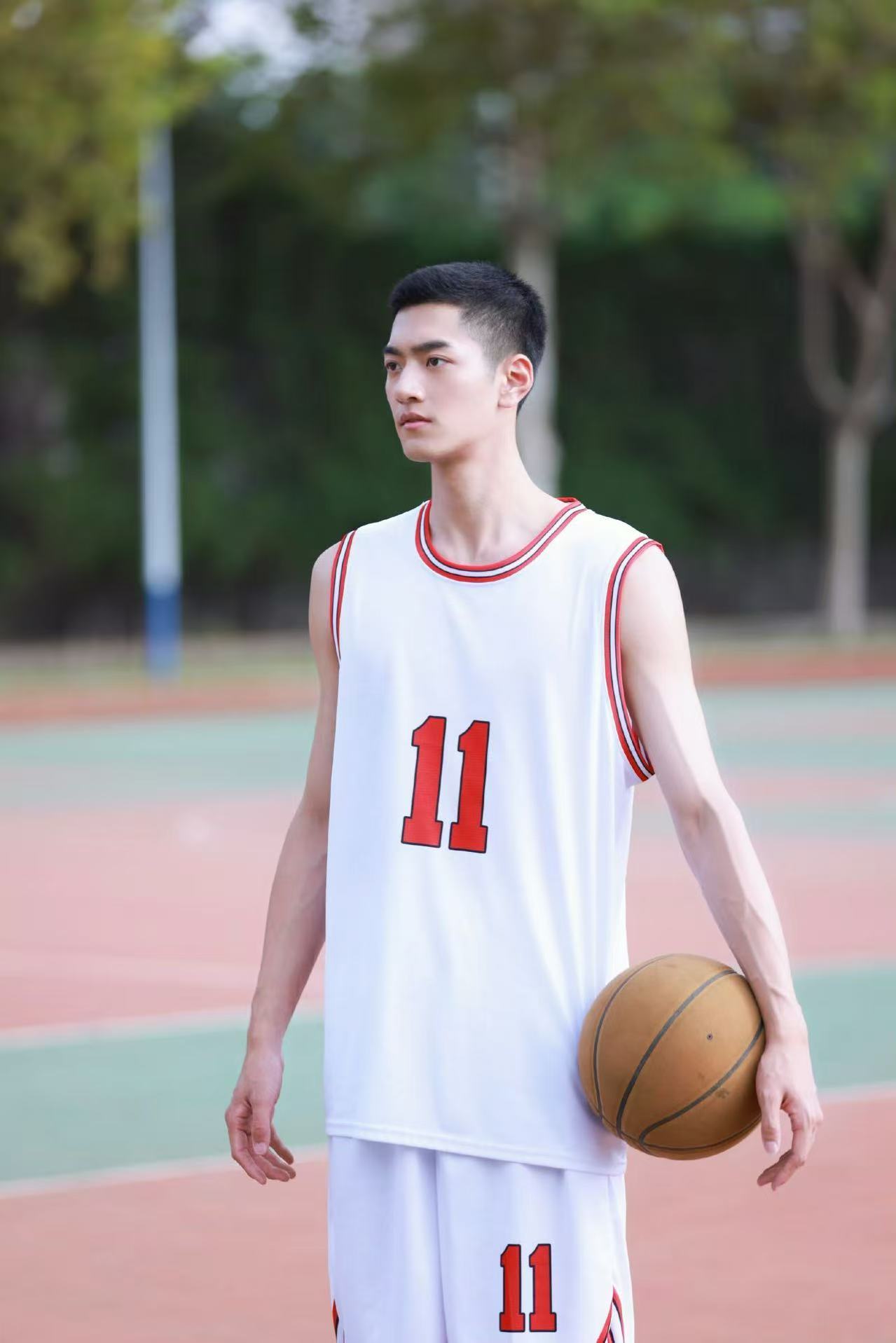 樱桃琥珀看余樵海边告白哭晕了 余樵连告白都在替樱桃着想：怕她愧疚，就说“我早就想