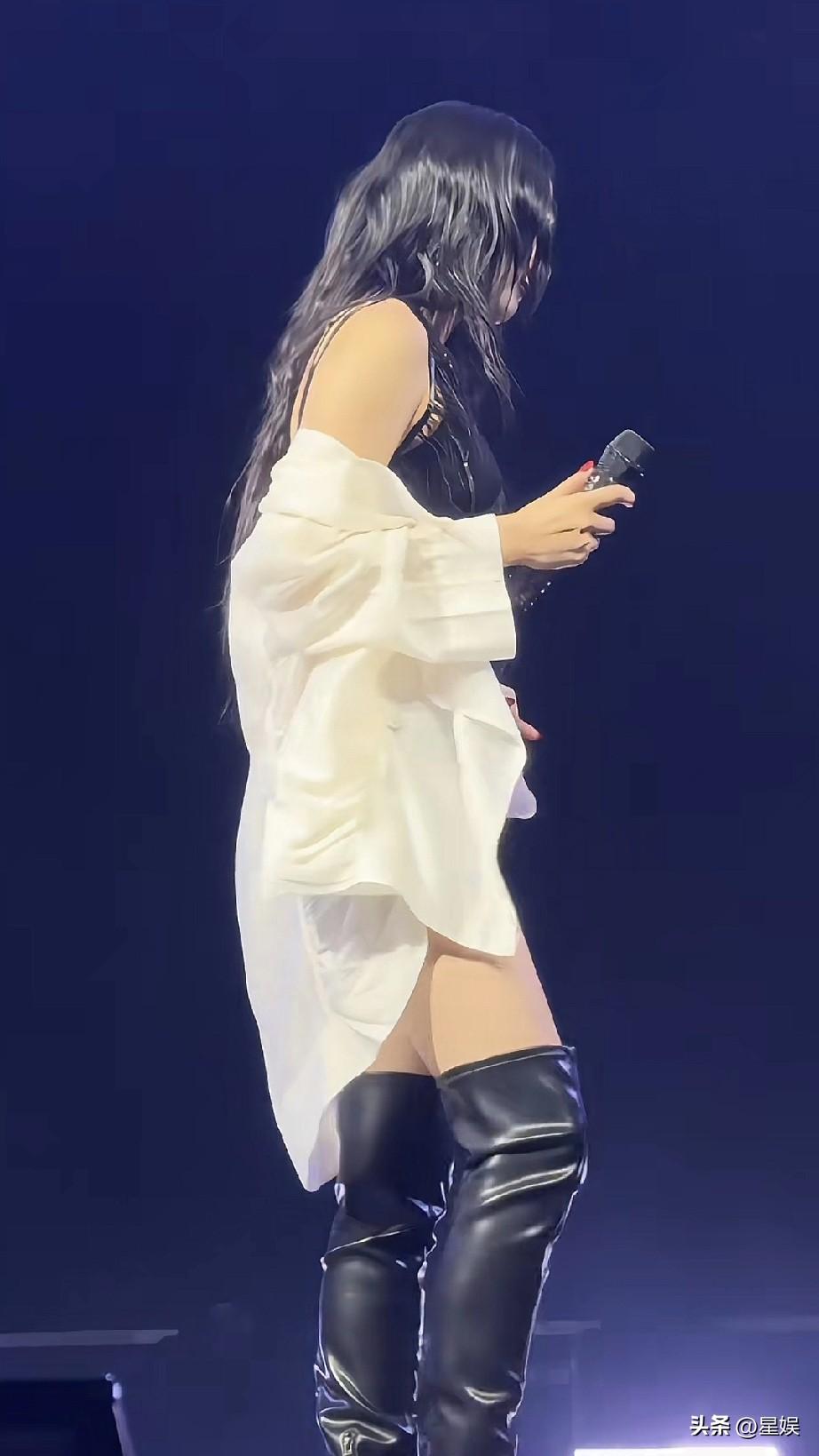 舞台上黄龄，白衣，黑靴