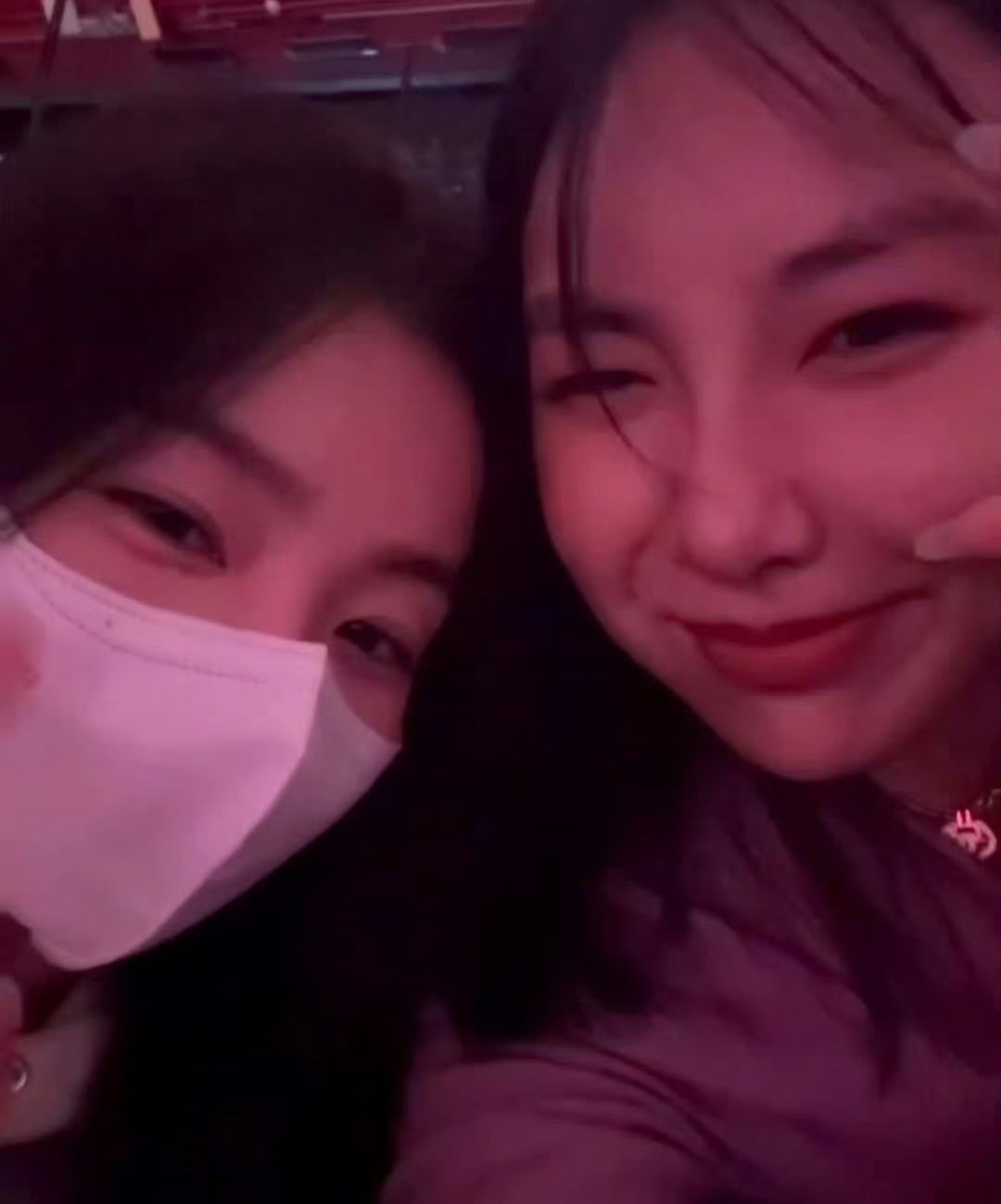 原来Red velvet的裴珠泫也去北京鸟巢看了张艺兴演唱会！！！两人还一起跳了