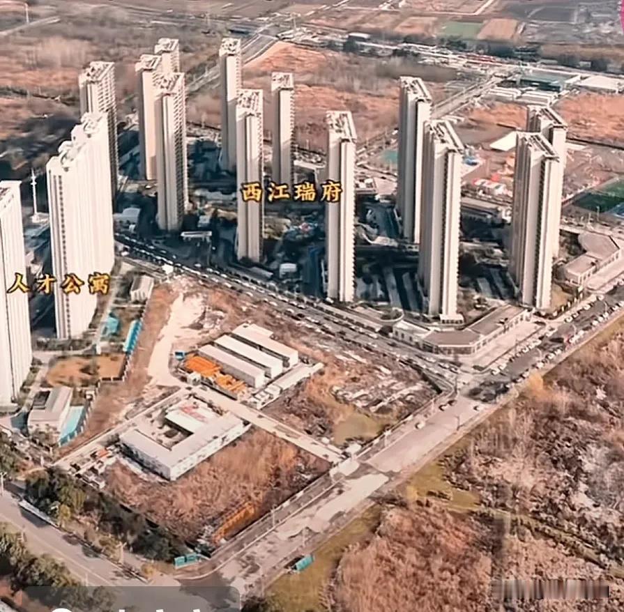 在曼天野湖里建一处这样的小区，开发商是怎么想的？周围几十里都是田野和荒地，孤独几