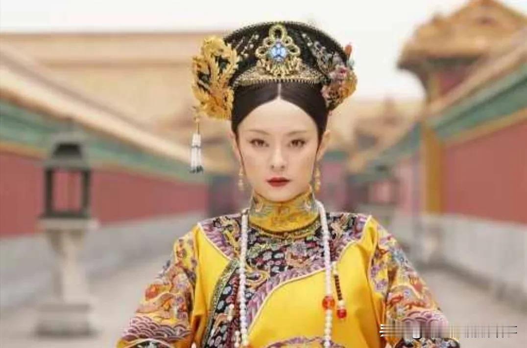 1735年，雍正皇帝突然离世，整个皇宫都笼罩在哀痛之中，葬礼过后，乾隆皇帝怀着敬