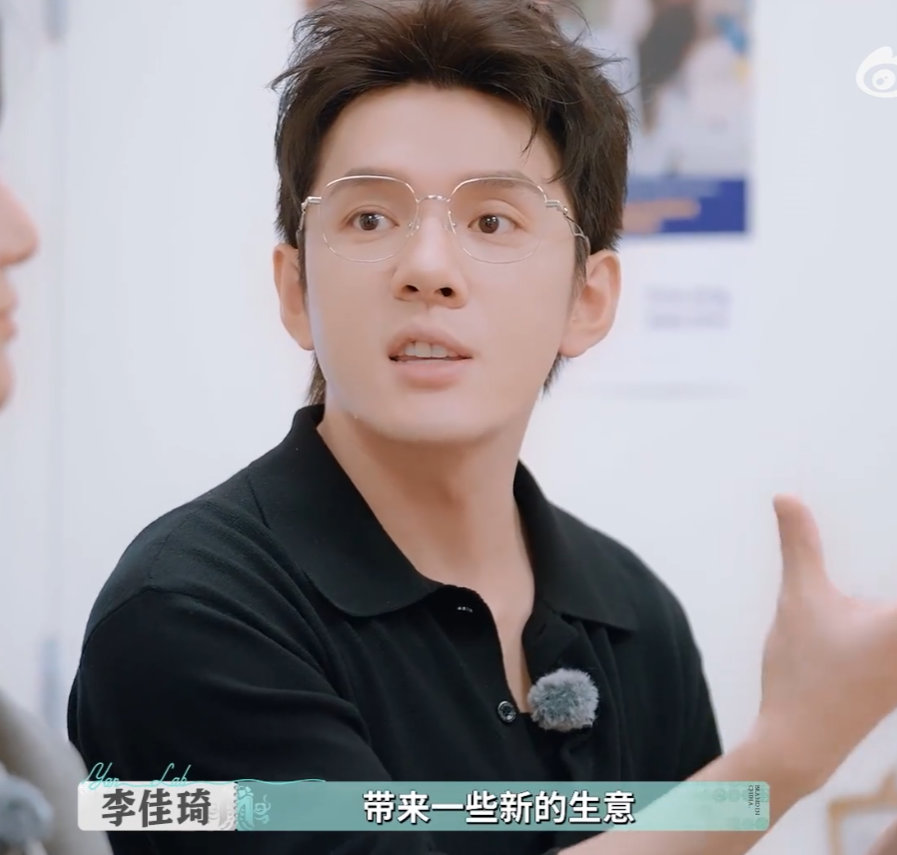 尚雯婕李佳琦搭档事业粉狂喜尚雯婕李佳琦搭档干活谁看了不说一句绝！李佳琦专业输出国