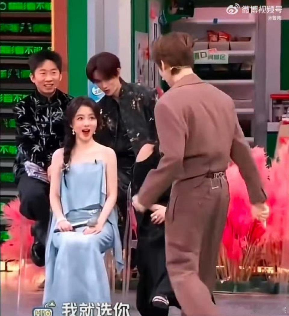 谭松韵侯明昊上演强制爱你好星期六 侯明昊：规则可以重来，心动不能错过。被松韵第一