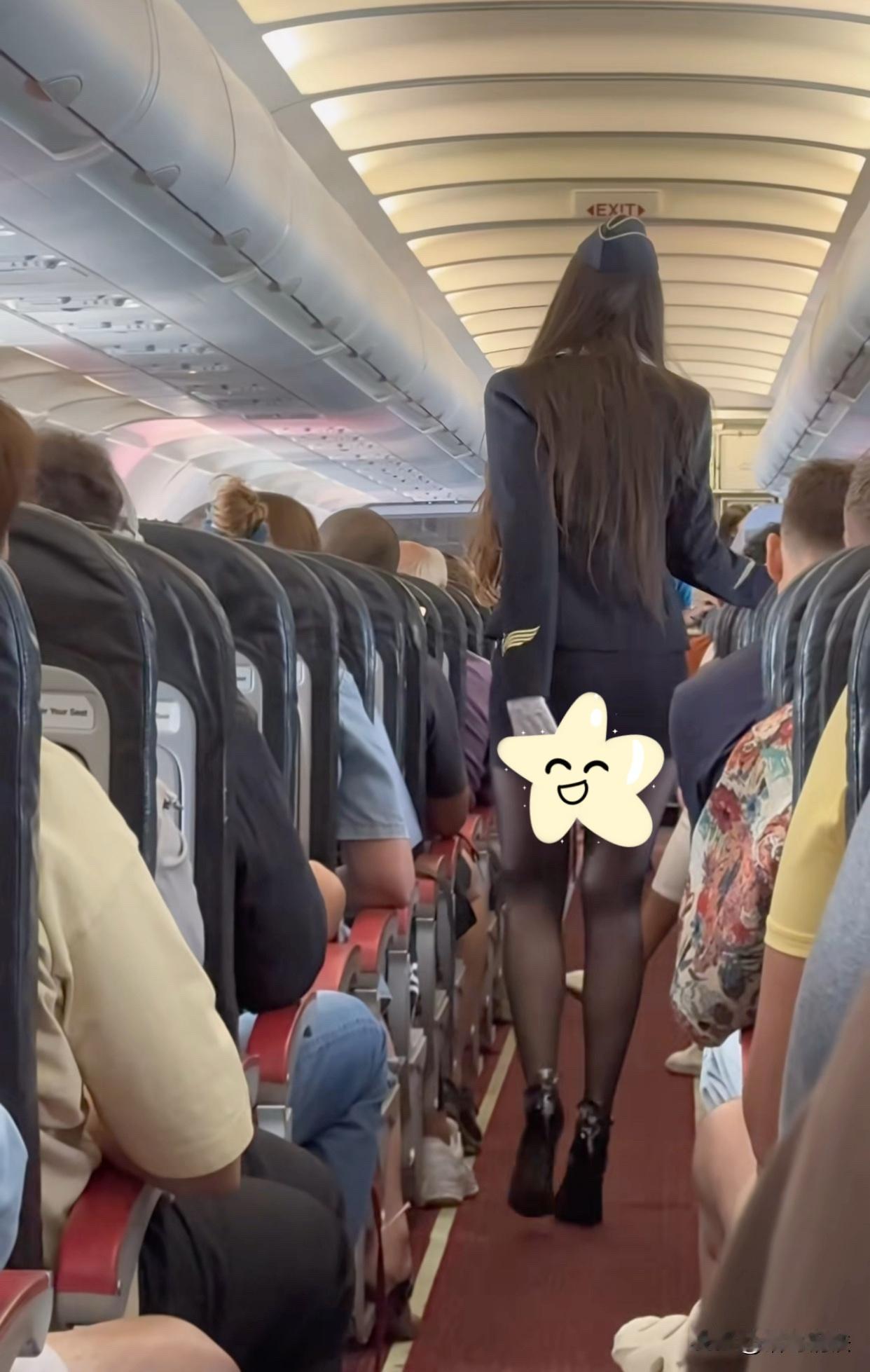 有人说：
全世界只有法国的空姐独树一帜，
其他地方的空姐就只能叫空姐[抠鼻]
那