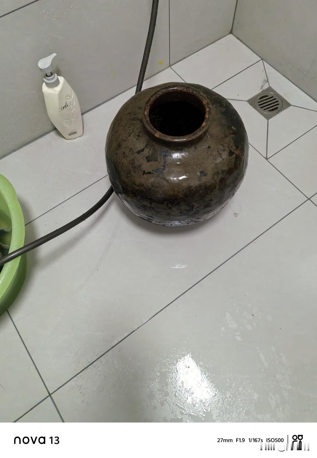 这个坛子能干什么用呢，这是我家的老坛子，我姥爷当年装荤油拿来我家的，如今姥爷不在