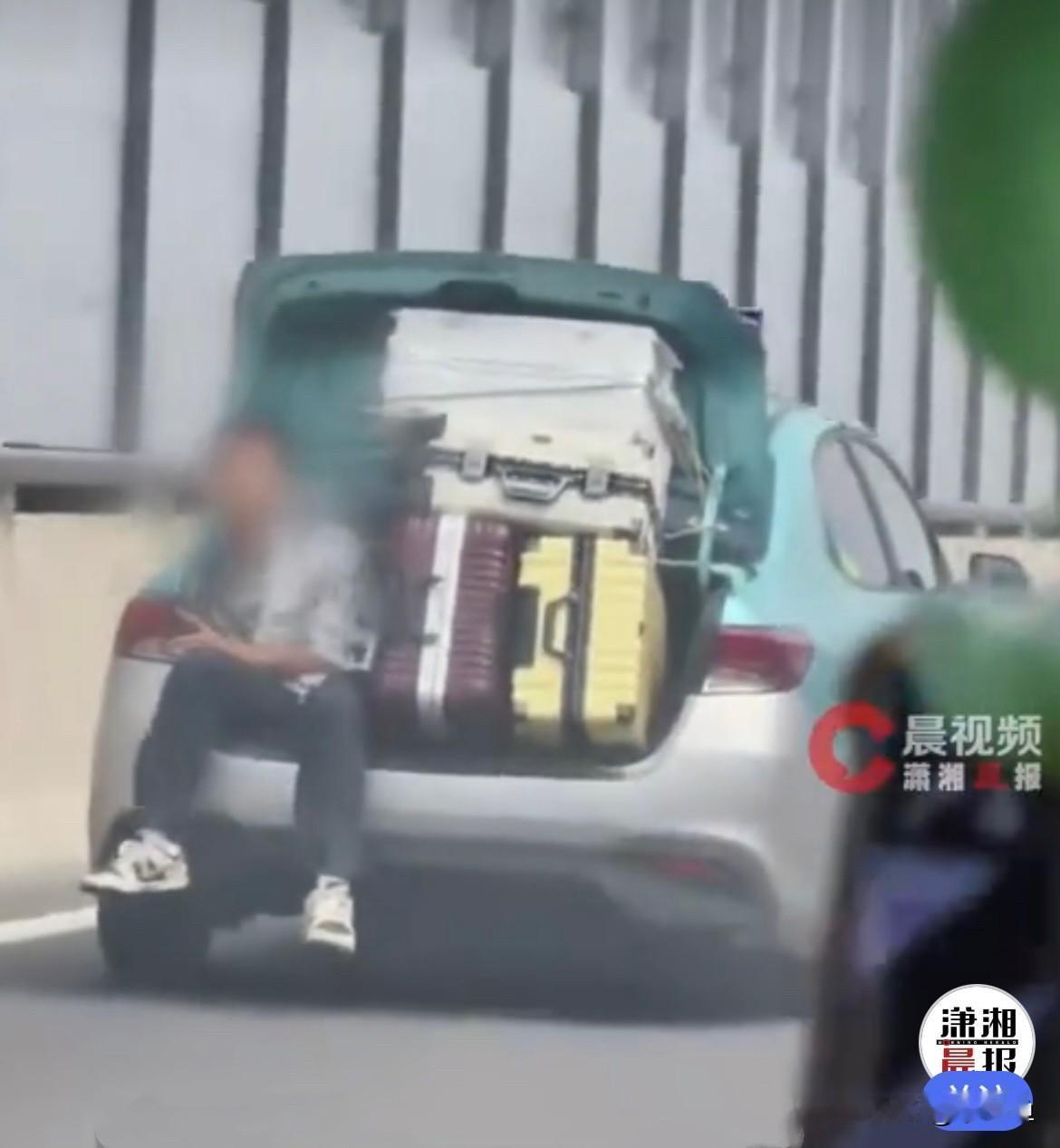 看傻眼了……
近日，江苏扬州马路上出现一辆离谱到极致的出租车，后备箱满满当当塞了
