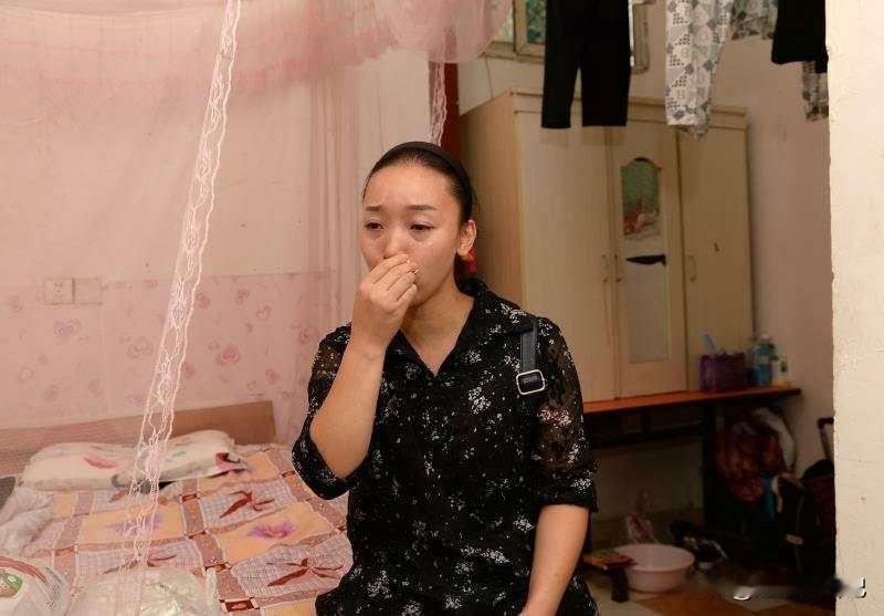 朋友哭诉，儿媳妇卖了她唯一的一个金镯子，她是不是可以起诉儿媳妇。

朋友独身快2