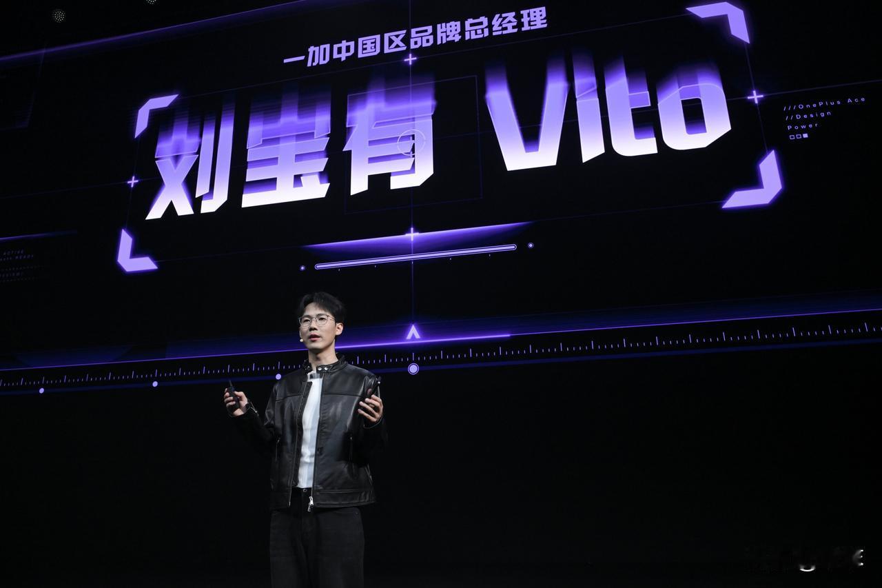 一加 Ace 6至尊版采用经典「金属魔方Deco」，金属中框+大R角，质感高级、