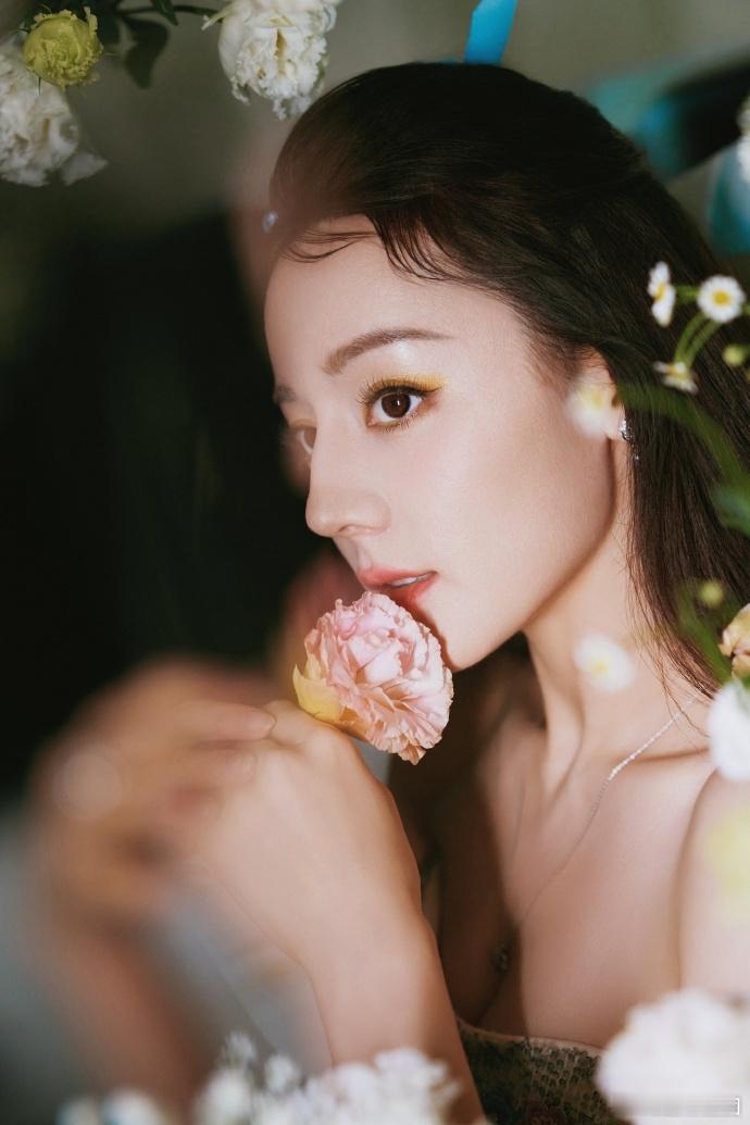 #迪丽热巴繁华高定裙##迪丽热巴蝴蝶结公主造型# 看到迪丽热巴的这个造型，瞬间被