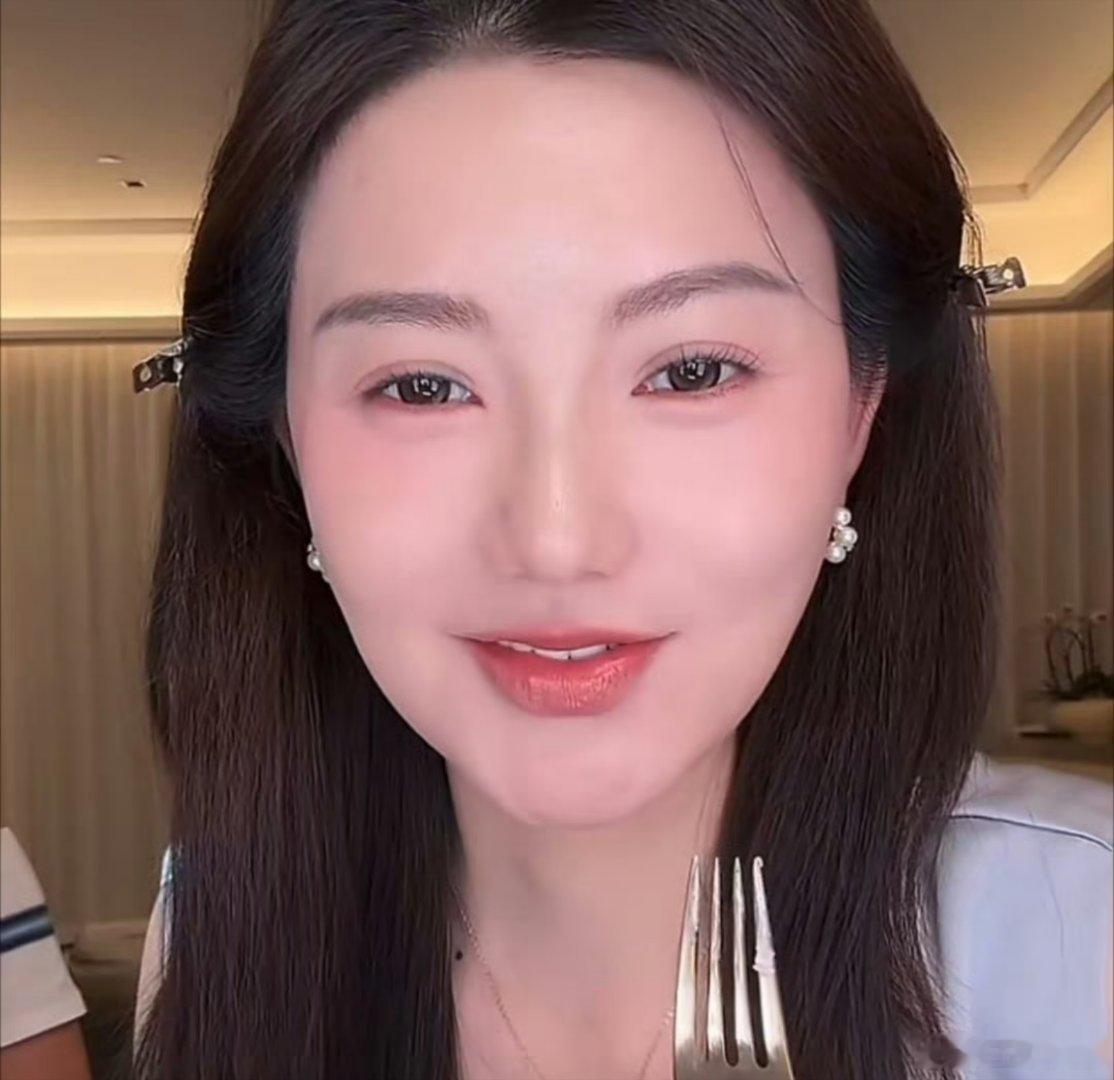 猴哥说车前妻自曝曾被男明星搭讪这姐们天天发堆有的没的，之前离婚也是天天发，最讨厌