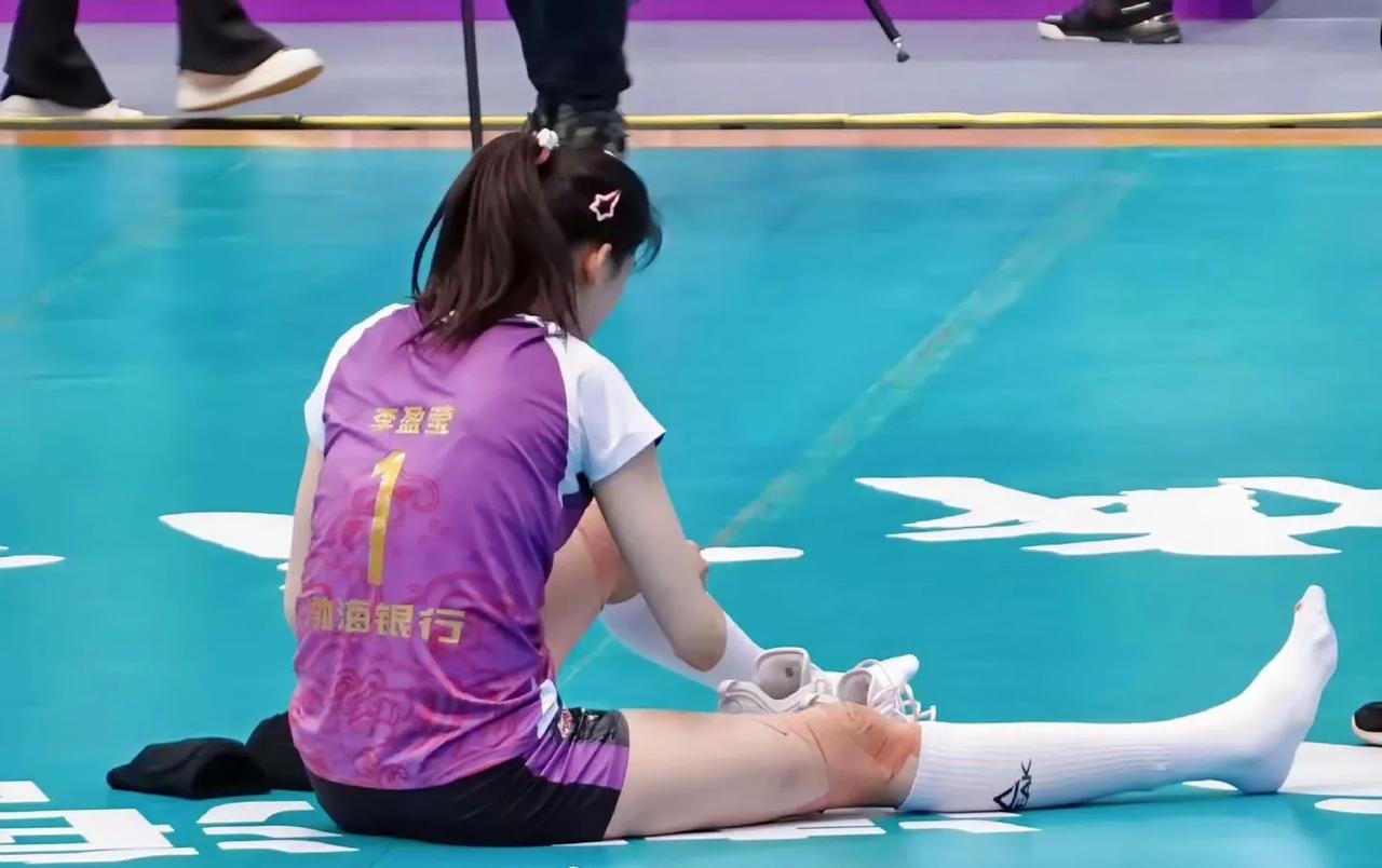 李盈莹的膝盖啊！[流泪]
代表国家队出战世联赛全程无休
代表国家队出战奥资赛全程