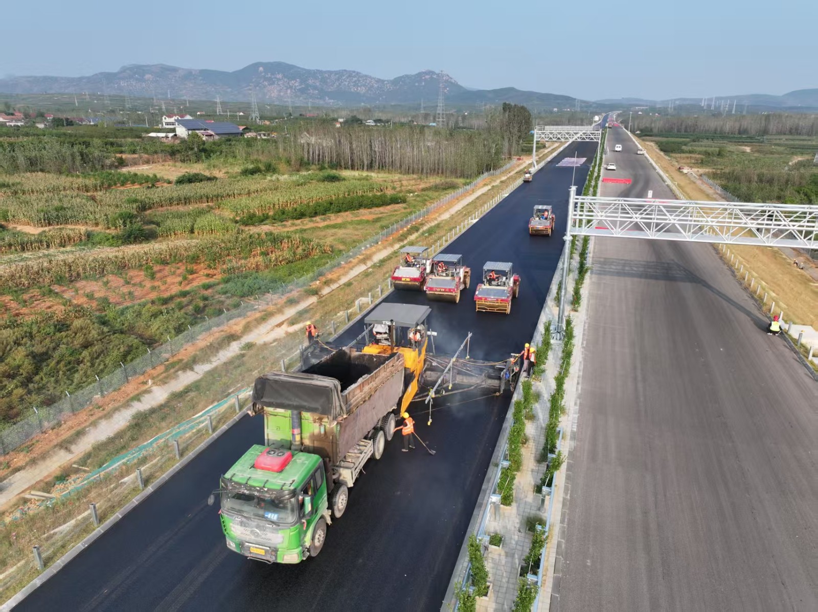 临沂：“十一”假期攻坚不停工 公路建设“加速度”