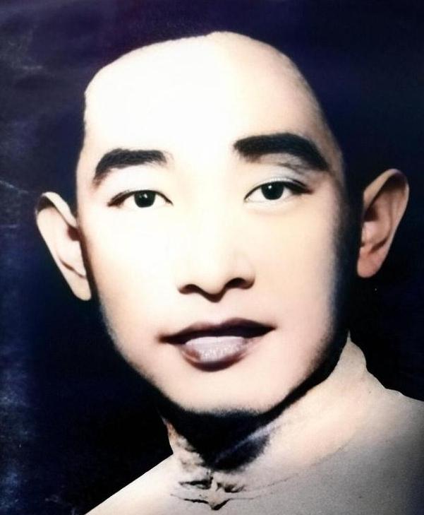 1928年，梅大栋等11人被捕入狱，敌人为了羞辱他，将他与一名偷牛贼关在一起，岂