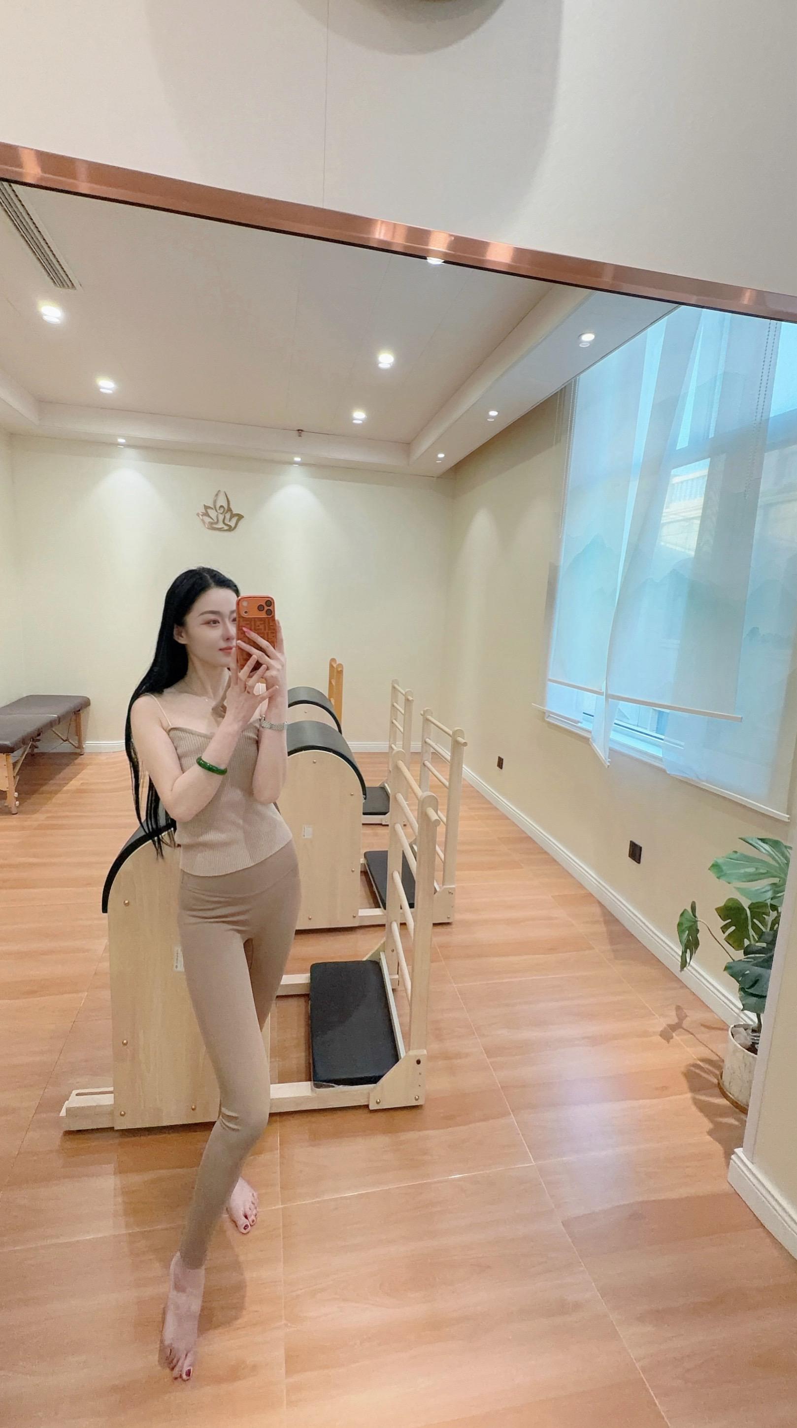 做个自律的女孩身上的所有脂肪都是向生活妥协的痕迹，管理好自己的体型，是...