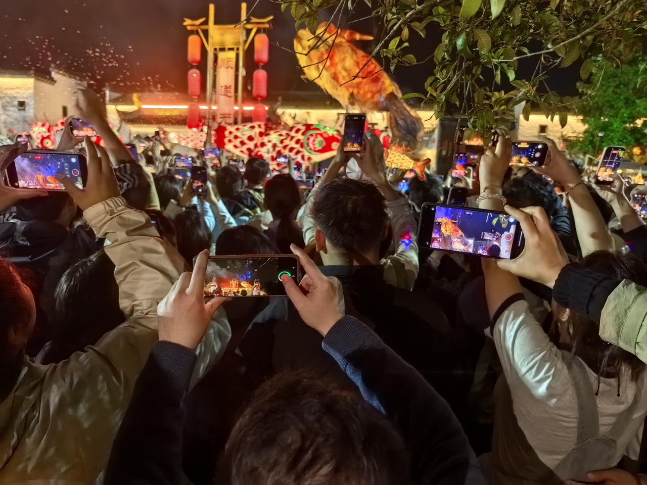 下次五一十一我再出门旅游，我先给自己两嘴巴子！
 
本想打卡看山河，结果满眼全是