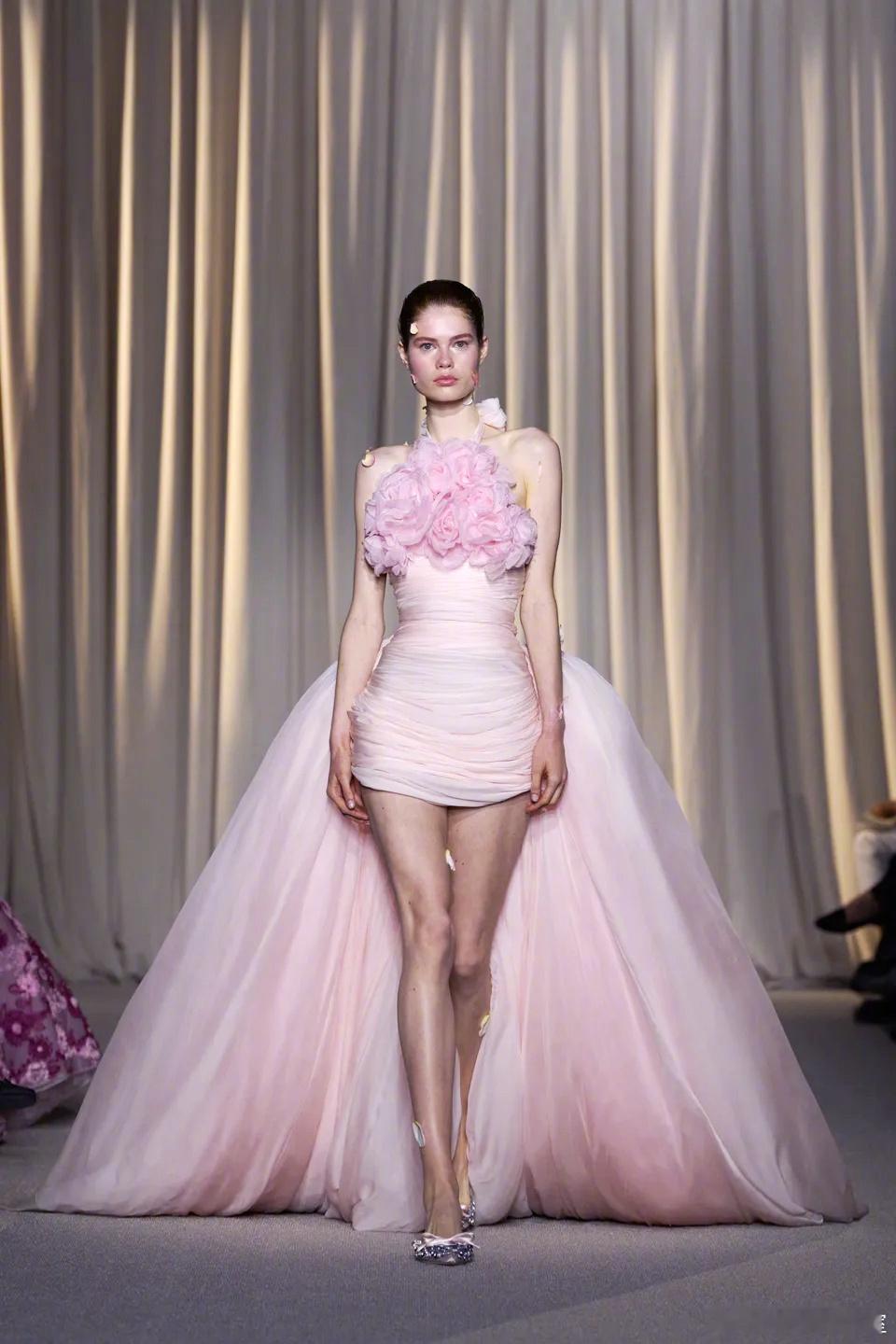 巴黎活动 要看刘诗诗穿这2⃣️套Giambattista Valli ​​​