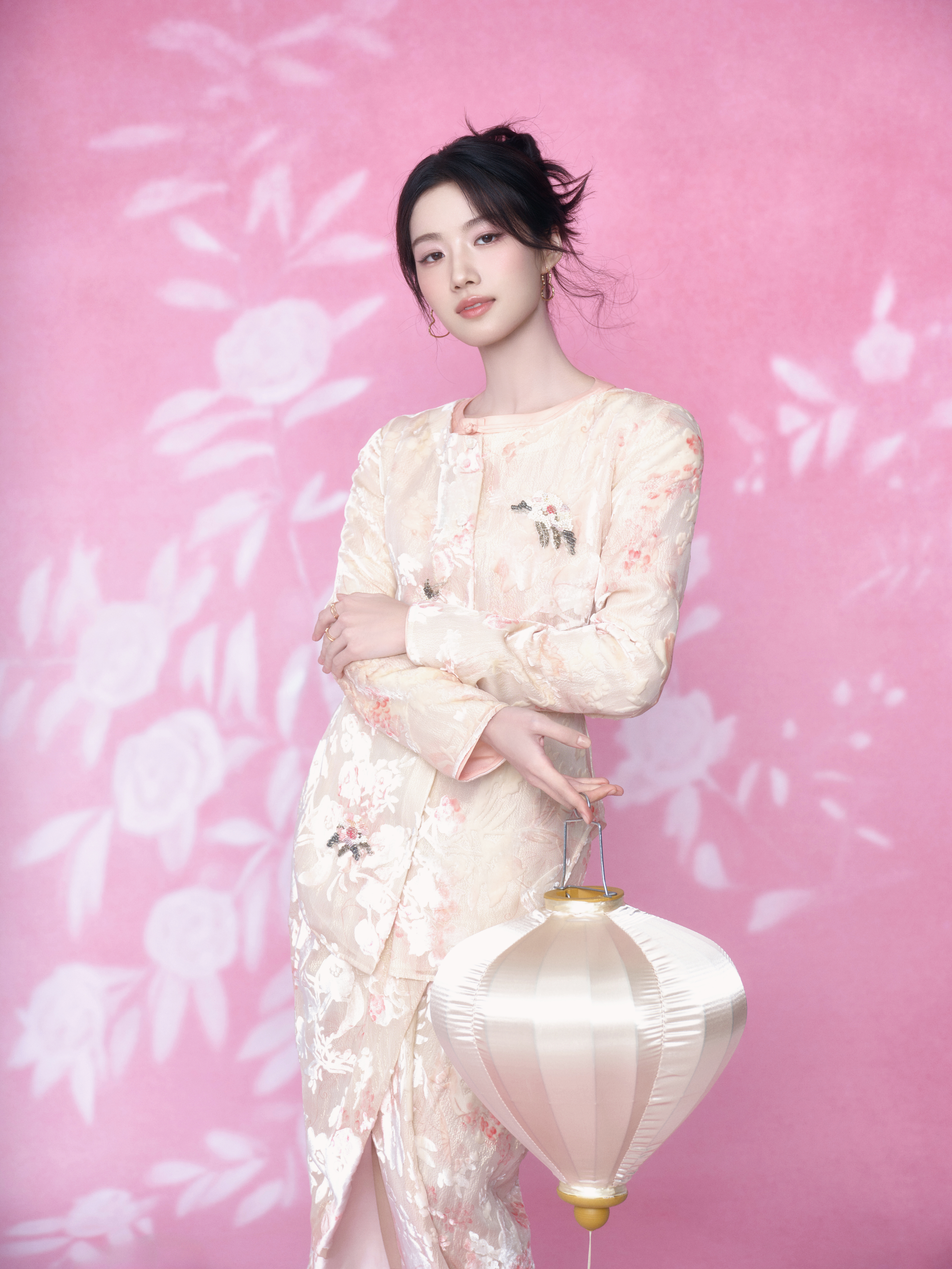 卢昱晓 × 新春大片🤍噜噜晓身穿 M Essential 26马年新春系列丝绒