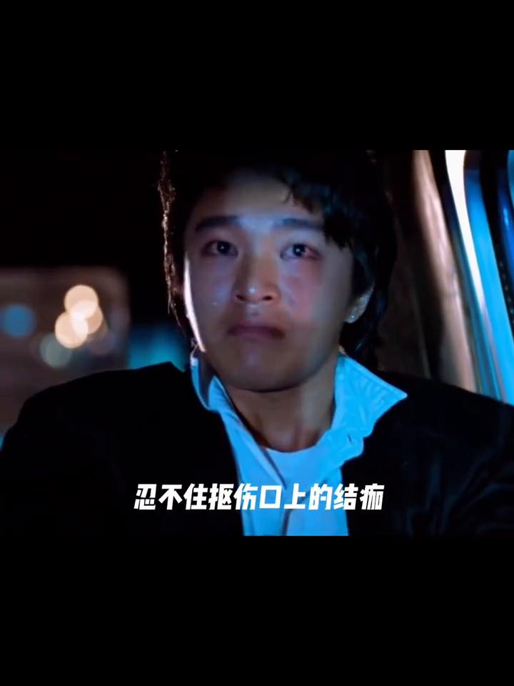 共情。
有一种人总爱咬嘴唇上的死皮，忍不住抠伤口上的结痂，看见脸上痘痘就想挤。平