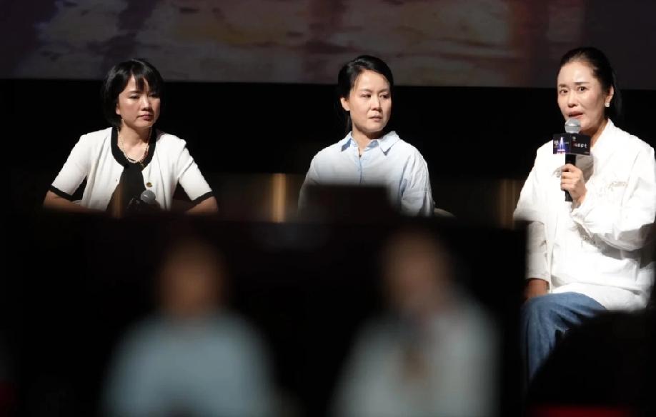 5月16日，上海影城，《监狱里的妈妈》首映礼现场，包括主演、导演在内的一干主创人