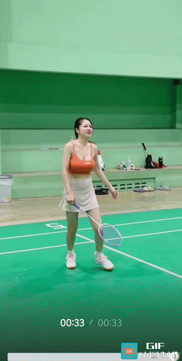 对面的估计是不会打羽毛球的人，根本没有把女子她调动起来。
另外，打羽毛球会不会打