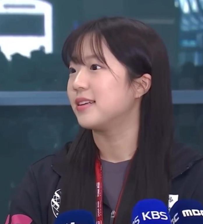 笑死我了，申裕斌打完乒超回国采访，她居然说中国美食太多了，终于不用吃泡菜了！

