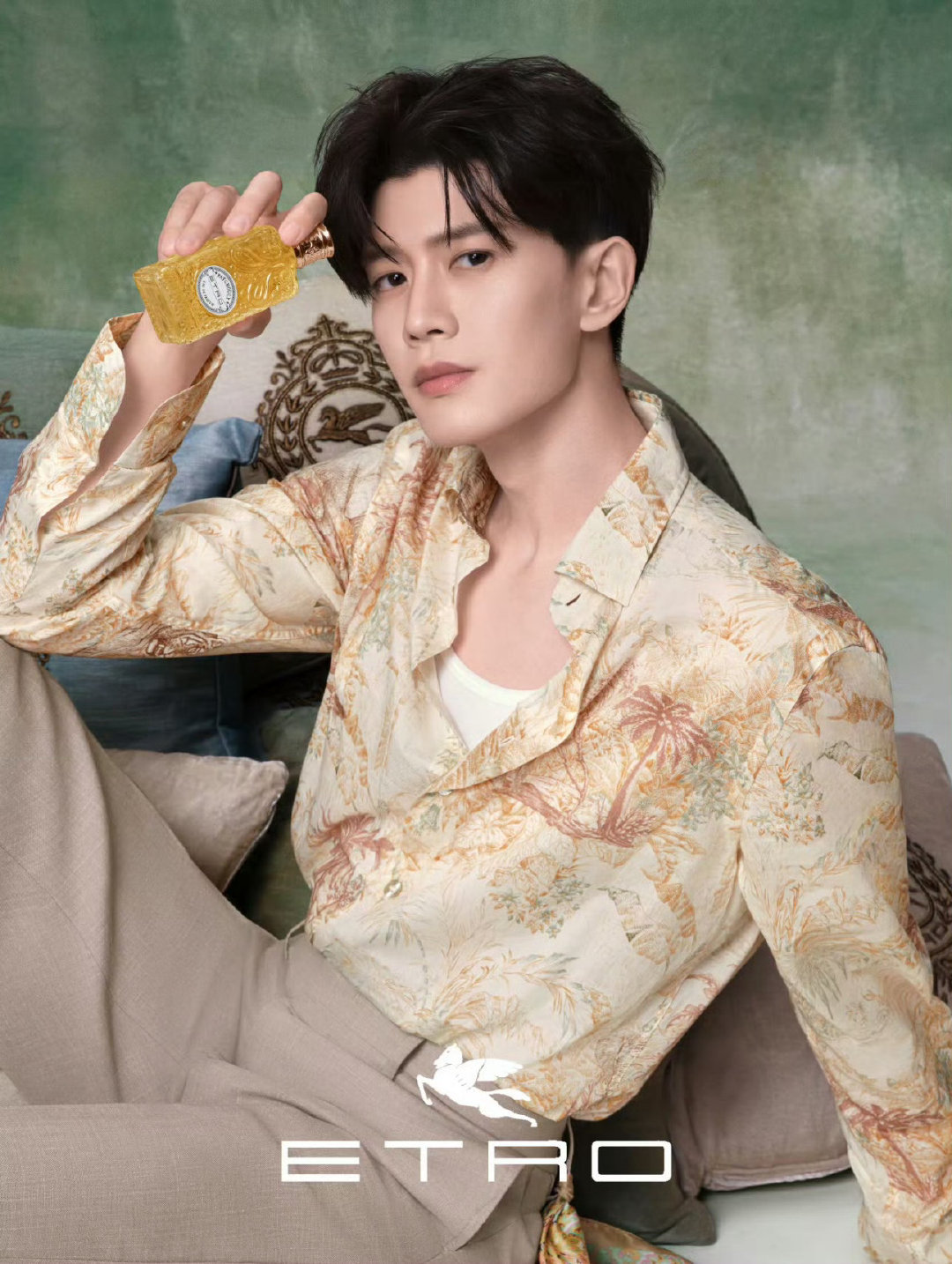 任嘉伦｜ETRO 新季香水广告大片，花衬衫也驾驭得极好，好周正的大帅哥！ ​​​