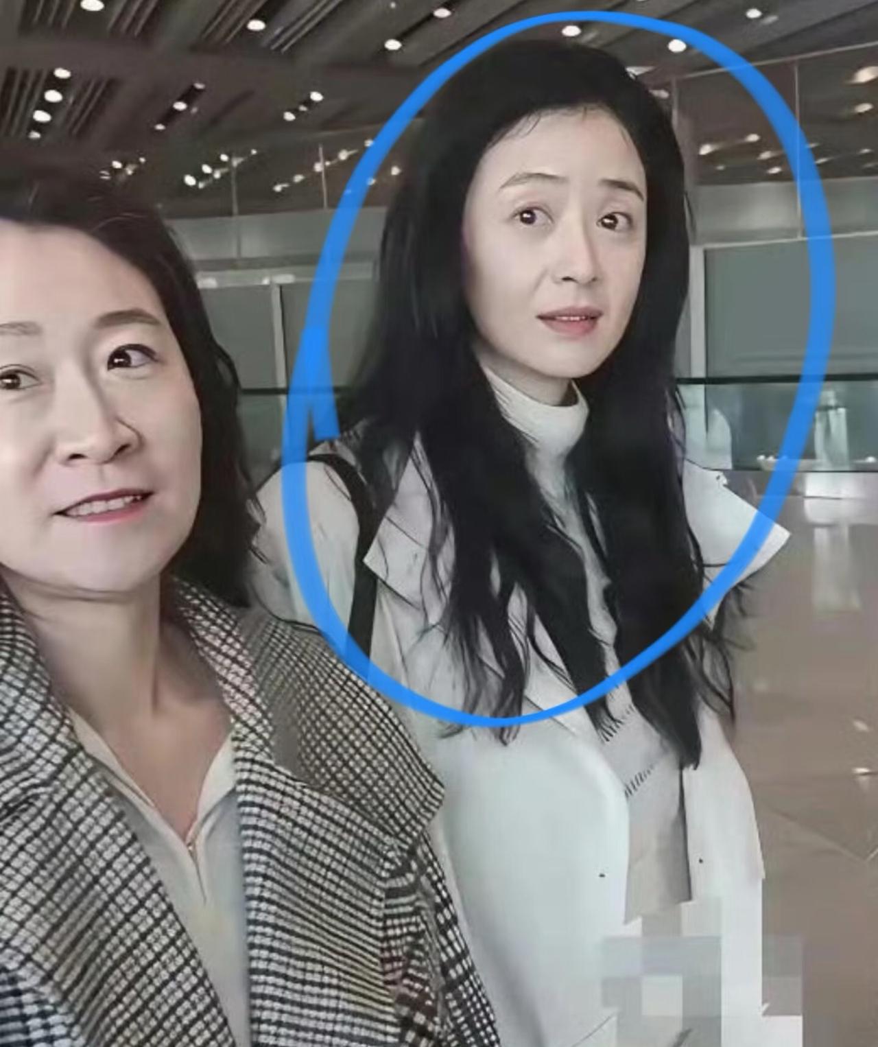 女人过了40减肥，
瘦是瘦下来了但脸也垮了明星也一样，
看到蒋欣这张照片都不敢认