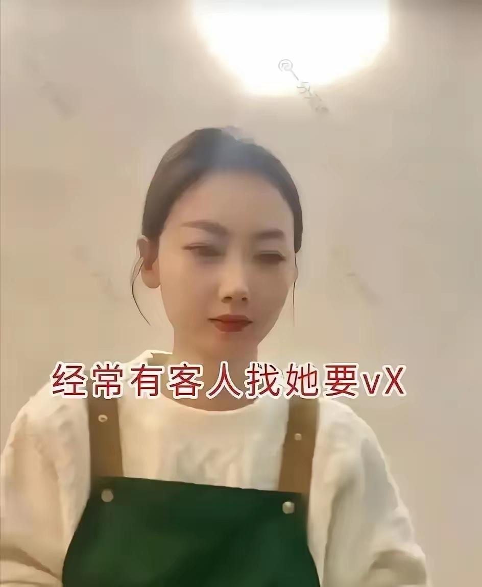 河南一个28岁的姑娘，在饭店当服务员，月工资3000多。

长得好看，老板天天叫