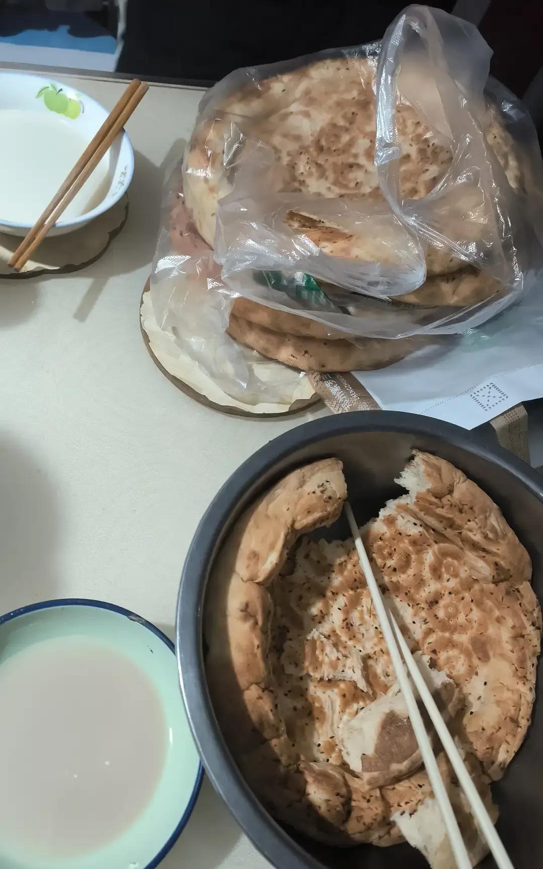 小帅今天六点起床，帮嫂子把她弟弟和侄子送到天山机场。
老爷子刚走，弟弟从伊犁赶来