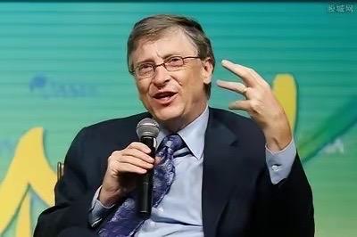 “美国彻底慌了？！比尔·盖茨抛出惊人言论，振聋发聩！他说：‘任何说美国持续领先中