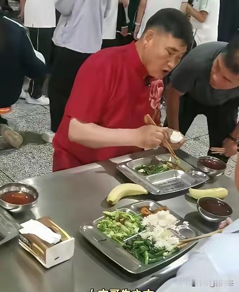 为难大衣哥了，平时无肉不欢，今天的快餐太素了。图1-2是大衣哥在江苏丰县某学校活