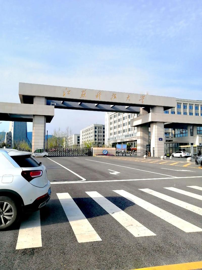 一是精准适配“碎片化时间”。如今大家的空闲多是“见缝插针”式的：等车、午休、睡前