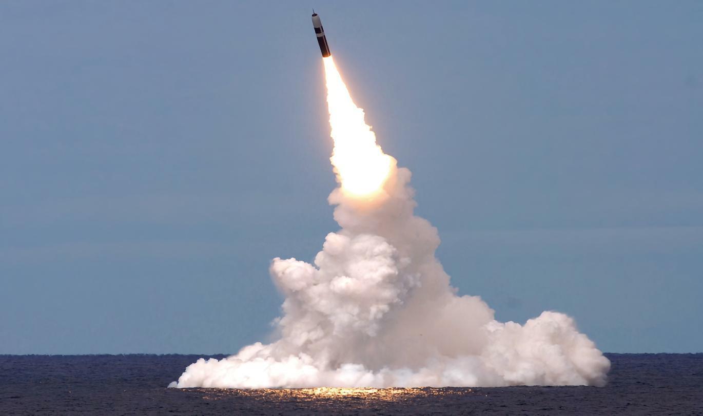 每天认识一件兵器 美国“三叉戟”潜射弹道导弹“三叉戟”是美国海军装备的潜射弹道导