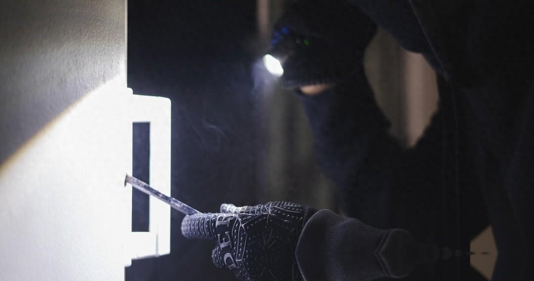 拿着不到4块钱的时薪，一天连轴转18个小时，就因为凌晨3点多实在扛不住生理本能，