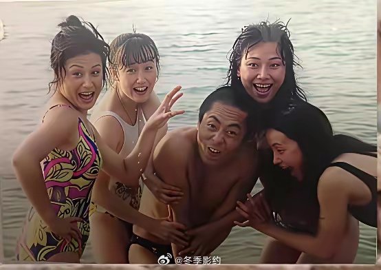 当年的张艺谋与于月仙、陶虹等人在海边游泳时的一幕，每人都穿着三点式的泳衣，面对镜