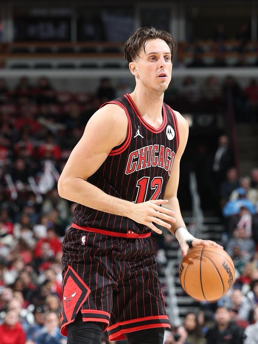 公牛宣布扎克-柯林斯将接受右脚趾手术，赛季报销。 