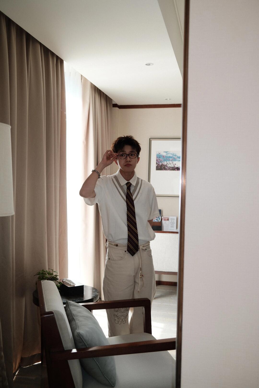 onesd王一珩[超话]   🍔 王一珩myroomtour  学院风王多多！