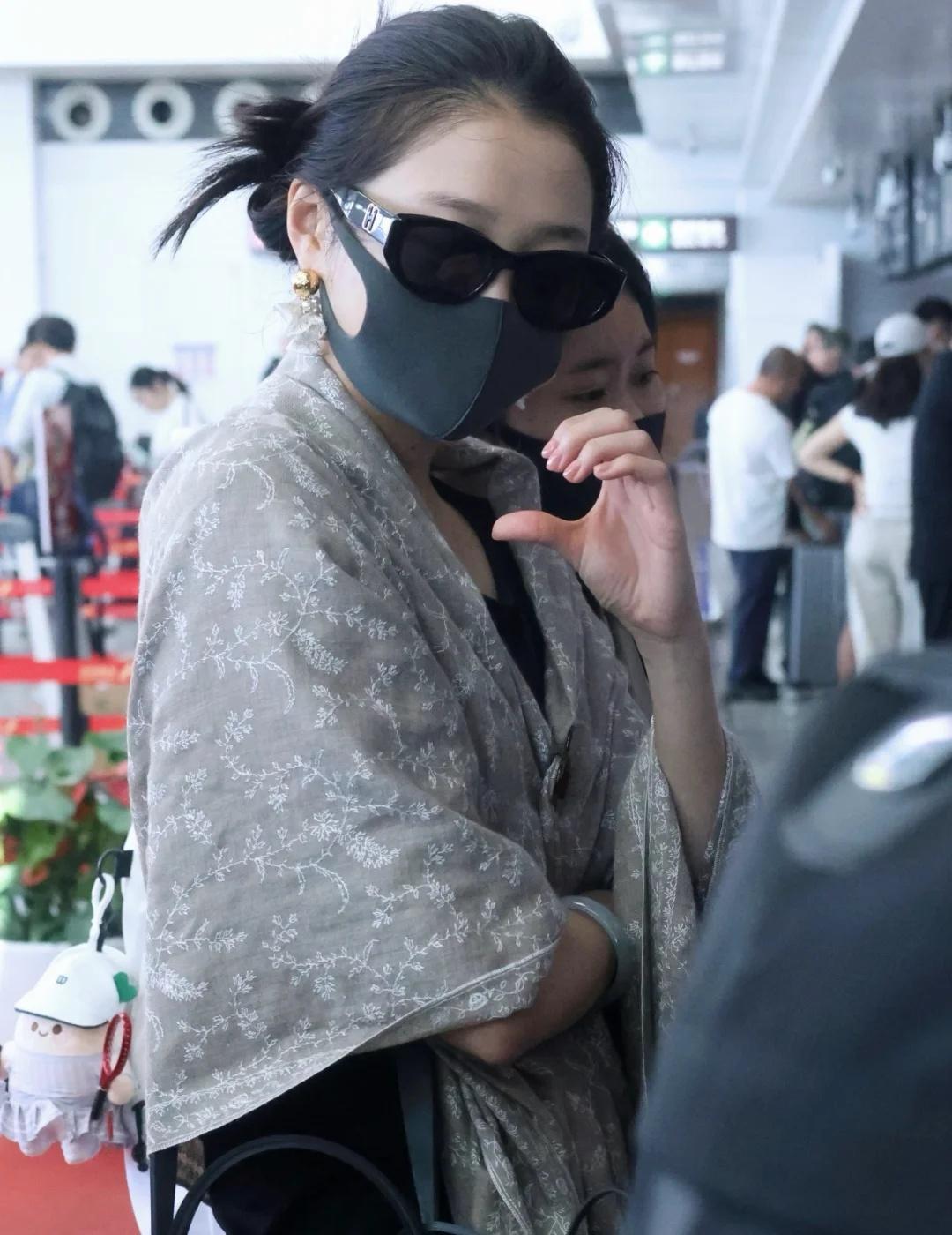 关晓彤机场私服
经典pashmina原绒色藤蔓
采用克什米尔海拔五千米高山羊绒
