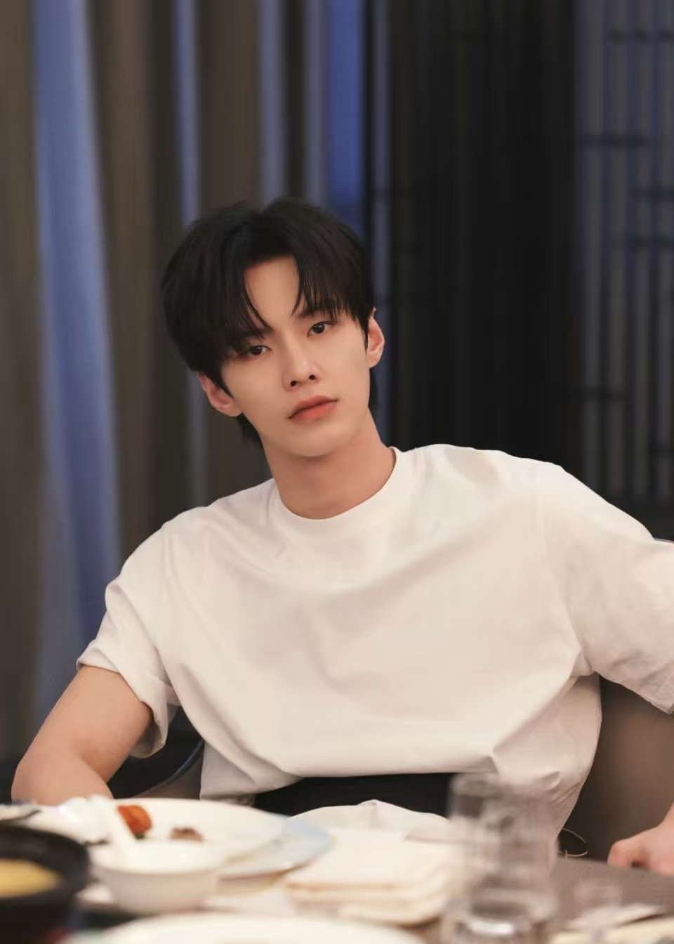 何与 天选靳朝诚不我欺 感谢何与，让靳朝从文字走向血肉。他赋予了角色沉默的力量与