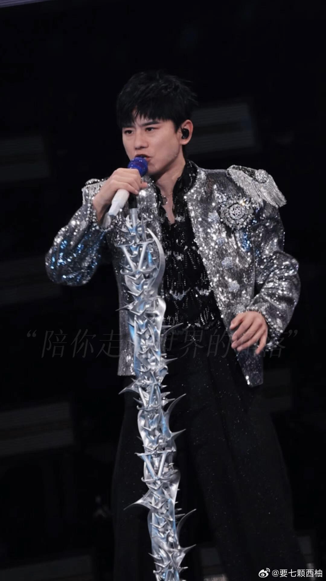 张杰演唱会还不官宣不会真要我们拎着行李去大莲花外面蹲着，开启漫长夜排模式吧，好歹