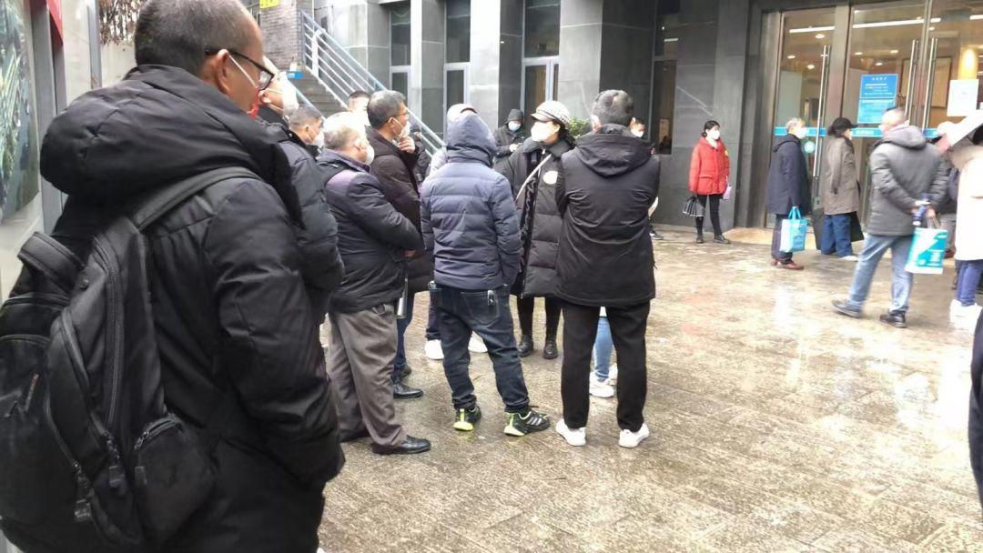 重庆有人因为楼盘烂尾想上访，花钱雇不相关的普通人去现场凑人数撑场面，中间人从中赚