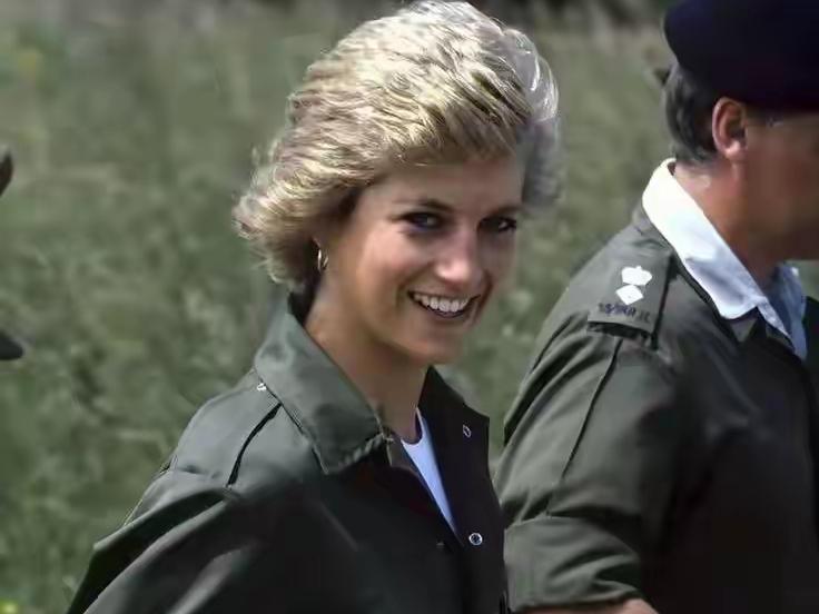 论造型的飒爽，无人能及戴安娜！
英王室选戴安娜，成为王妃，其实目的就那么几个！